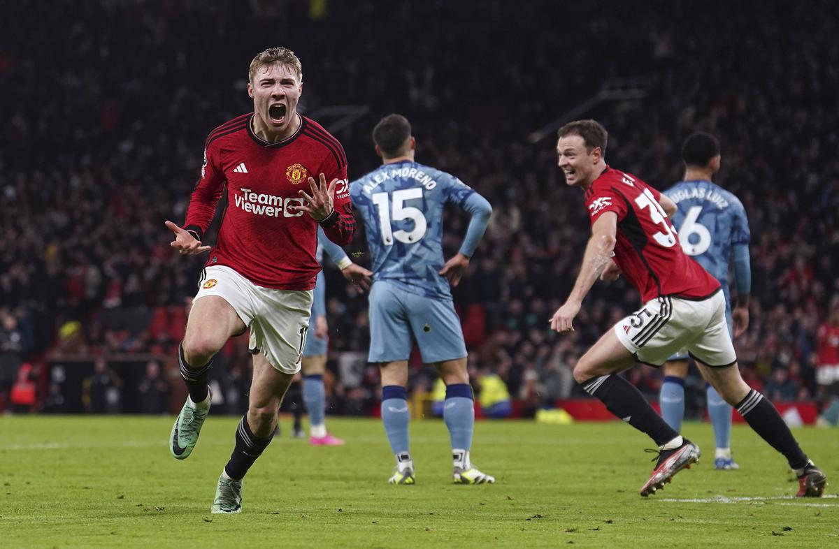 Liverpool go top, Manchester United rally to beat Villa