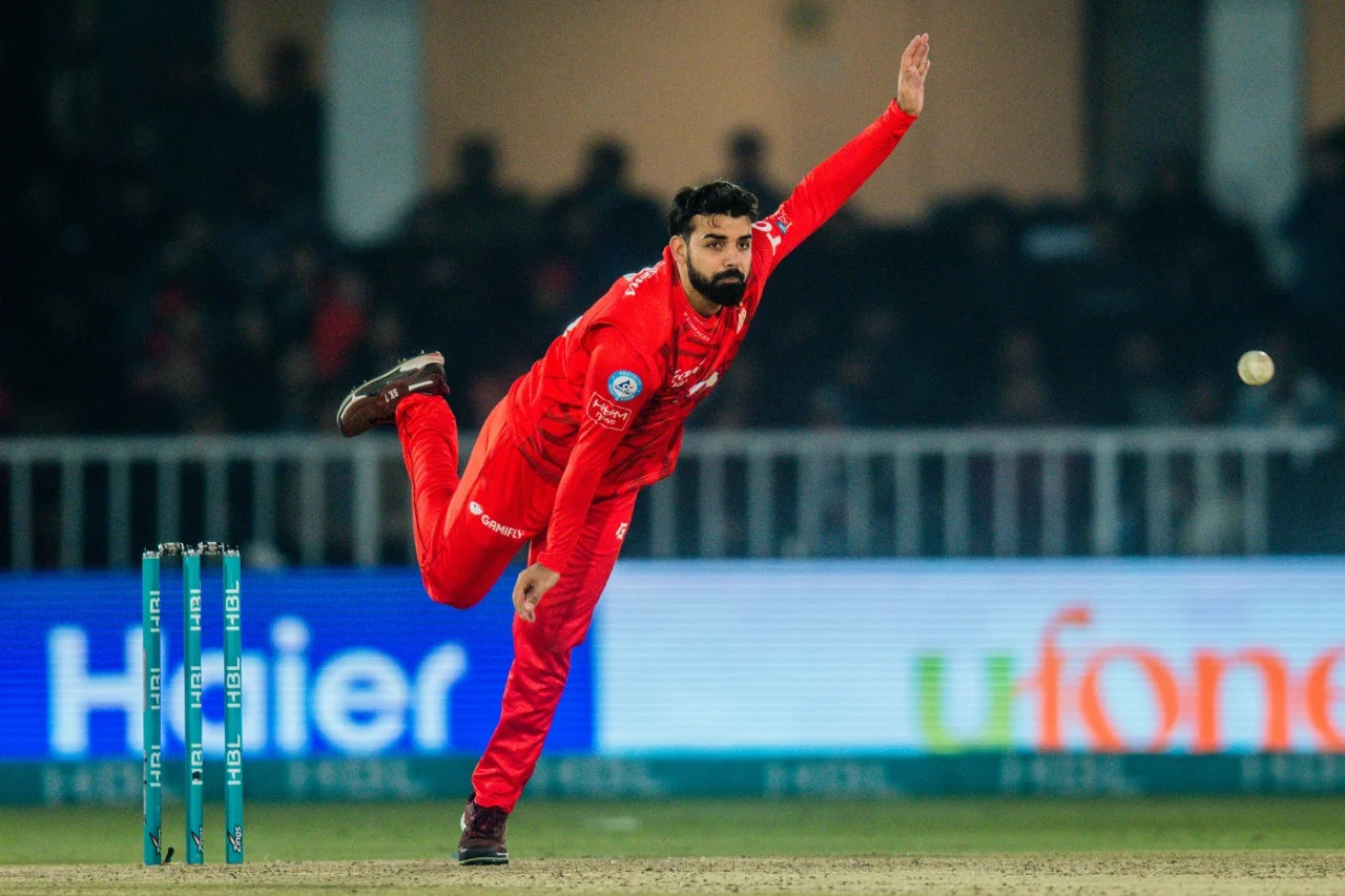 Shadab strikes as Islamabad United thrash Peshawar Zalmi by 29 runs