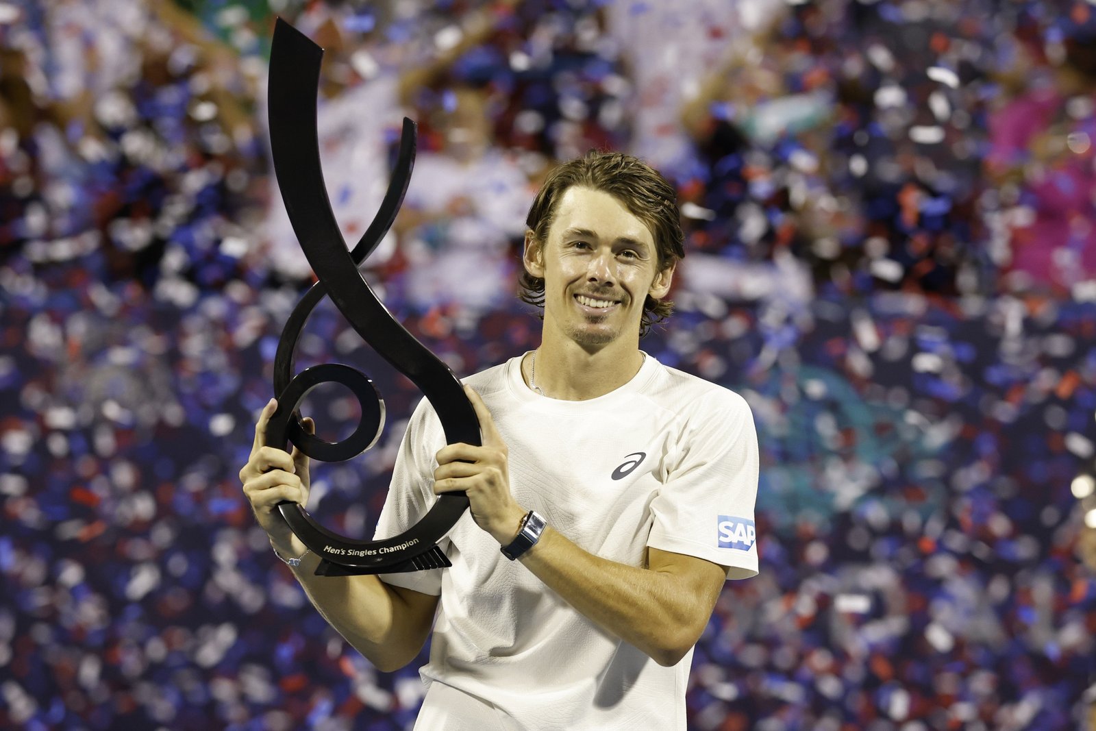 ‘Lucky’ De Minaur saves three match points to lift Washington Open title