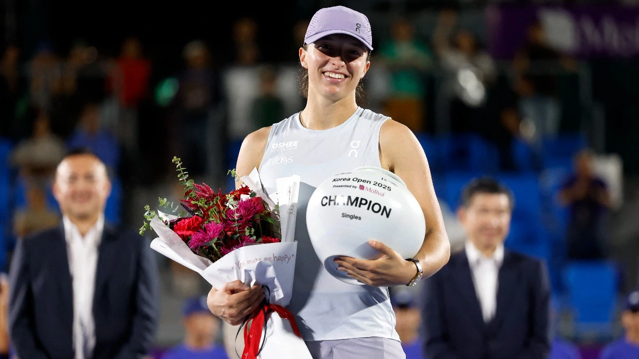 Swiatek battles back to win Korea Open title
