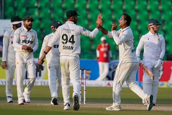 De Zorzi sparkles to lead South Africa to 216-6 on second day