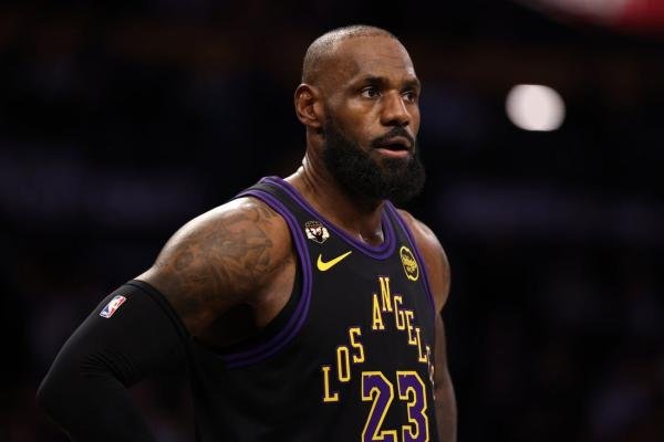 LeBron James becomes 4th NBA player to reach 12,000 career assists