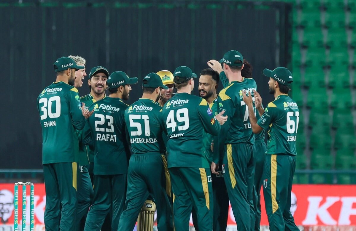 Nawaz’s three-for, Smith’s fifty take Multan to top of the PSL table