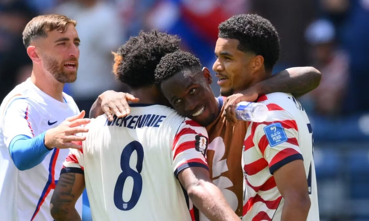 USA down Australia to reach World Cup knockouts